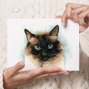 K&ouml;nnte beinhalten: Ein Aquarellbild eines braunen und wei&szlig;en Katers mit blauen Augen. Der Kater schaut den Betrachter mit einem ernsten Ausdruck direkt an. Der Hintergrund ist ein weicher blauer und gr&uuml;ner Aquarell-Wasch.