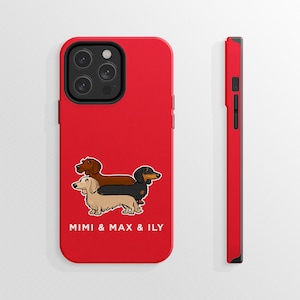 K&ouml;nnte beinhalten: Rote Handyh&uuml;lle mit einem Cartoon-Bild von drei Dackeln und dem Text "Mimi & Max & Ily".