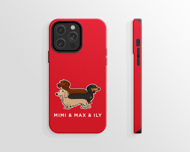 K&ouml;nnte beinhalten: Rote Handyh&uuml;lle mit einem Cartoon-Bild von drei Dackeln und dem Text "Mimi & Max & Ily".