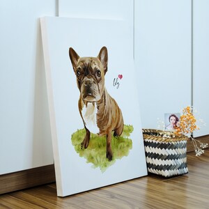 Puede incluir: Una pintura de acuarela de un Bulldog Franc&eacute;s marr&oacute;n y blanco sentado en un parche de hierba verde. El perro est&aacute; mirando directamente al espectador. La pintura est&aacute; en un lienzo blanco y tiene el nombre "Lily" escrito en cursiva junto a un coraz&oacute;n rojo.