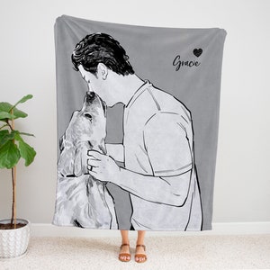Puede incluir: Ilustraci&oacute;n en blanco y negro de una persona abrazando a un perro. La imagen est&aacute; en una manta de franela gris con el nombre "Gracie" escrito en ella.