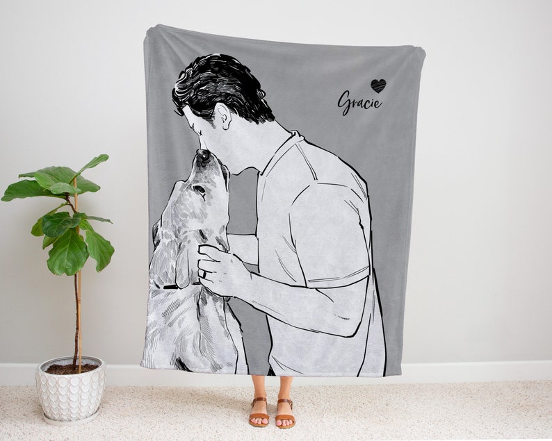 Puede incluir: Ilustraci&oacute;n en blanco y negro de una persona abrazando a un perro. La imagen est&aacute; en una manta de franela gris con el nombre "Gracie" escrito en ella.