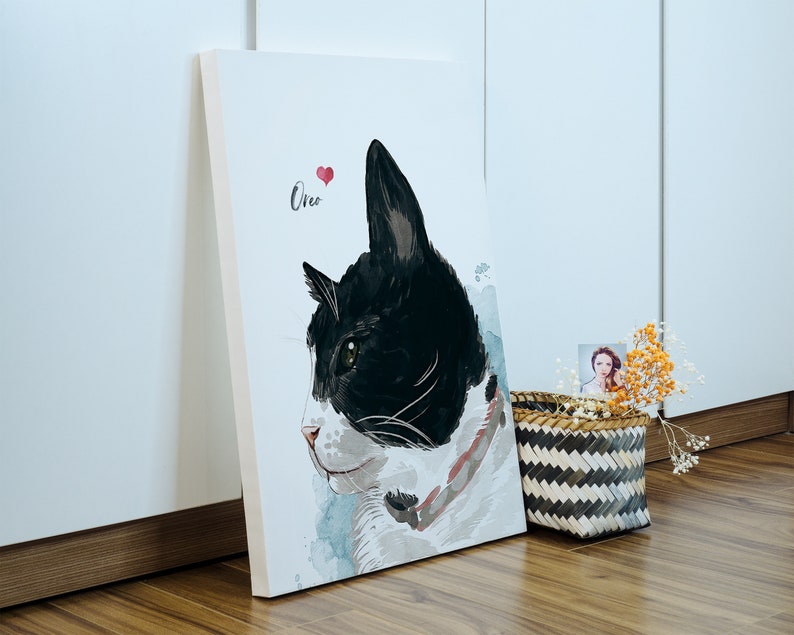 K&ouml;nnte beinhalten: Eine schwarz-wei&szlig;e Katze mit einem roten Herzen &uuml;ber dem Kopf. Die Katze schaut nach links und tr&auml;gt ein wei&szlig;es Halsband mit einem roten Muster. Der Name der Katze ist "Oreo" in schwarzer Kursivschrift geschrieben.