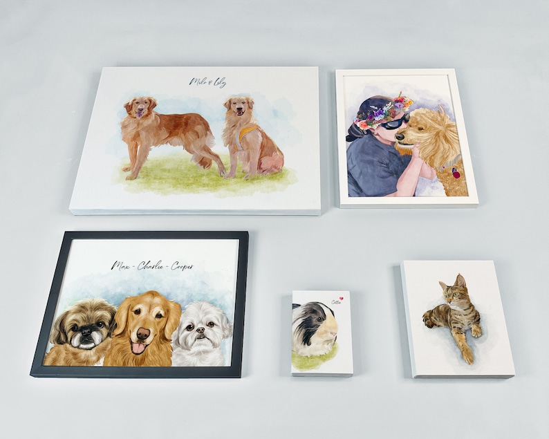 K&ouml;nnte beinhalten: Drei gerahmte Aquarellbilder von Hunden und einer Katze. Das erste Bild zeigt zwei Golden Retriever, das zweite zeigt eine Frau mit einem Golden Retriever und das dritte zeigt eine getigerte Katze. Die Bilder sind alle in einem wei&szlig;en Rahmen.