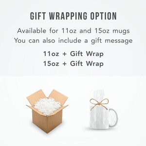 K&ouml;nnte beinhalten: Ein brauner Karton mit wei&szlig;en Verpackungschips im Inneren. Neben dem Karton ist eine wei&szlig;e Tasse mit einem braunen Band zu sehen. Der Text lautet "GIFT WRAPPING OPTION", "Available for 11oz and 15oz mugs", "You can also include a gift message", "11oz + Gift Wrap", and "15oz + Gift Wrap".