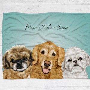 K&ouml;nnte beinhalten: Eine tealblaue Fleece-Decke mit den Namen Max, Charlie und Cooper in schwarzer Schrift. Auf der Decke sind drei Hundeportraits abgebildet: ein brauner und wei&szlig;er Shih Tzu, ein Golden Retriever und ein wei&szlig;er Malteser.