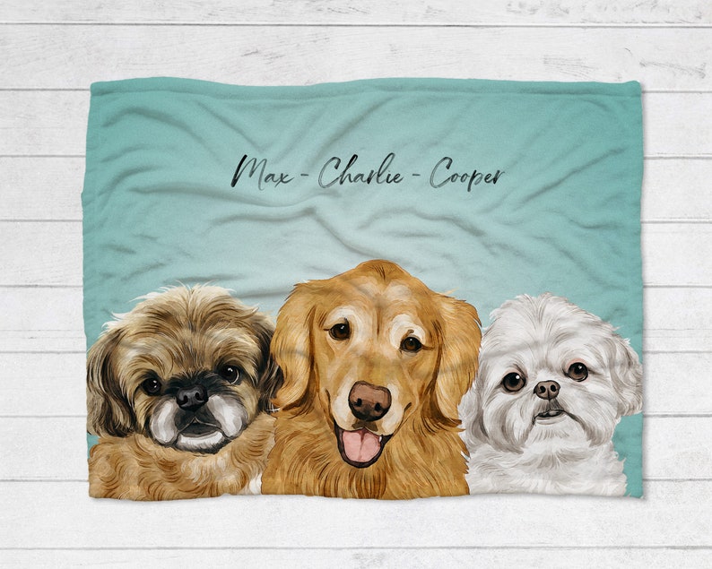 K&ouml;nnte beinhalten: Eine tealblaue Fleece-Decke mit den Namen Max, Charlie und Cooper in schwarzer Schrift. Auf der Decke sind drei Hundeportraits abgebildet: ein brauner und wei&szlig;er Shih Tzu, ein Golden Retriever und ein wei&szlig;er Malteser.