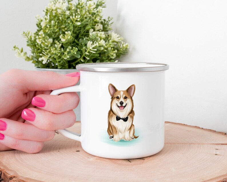 K&ouml;nnte beinhalten: Wei&szlig;e Emaille-Campingtasse mit einem braunen und wei&szlig;en Corgi, der eine schwarze Fliege tr&auml;gt. Der Corgi sitzt auf einem hellblauen Hintergrund.