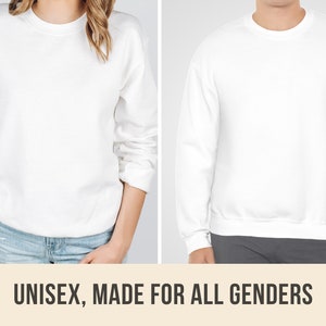 Pode incluir: Uma camiseta branca unissex de manga comprida e gola redonda. A camiseta &eacute; feita para todos os g&ecirc;neros.