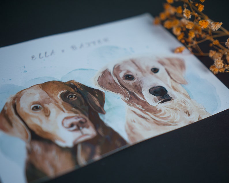 Puede incluir: Pintura acuarela de dos perros, uno marr&oacute;n y otro dorado, con el texto "Ella & Baxter" en la parte superior.