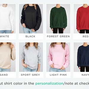 Pode incluir: Uma sele&ccedil;&atilde;o de sweatshirts de gola redonda em v&aacute;rias cores, incluindo branco, preto, verde floresta, vermelho, areia, cinza esportivo, rosa claro e azul marinho.  Insira a cor da sweatshirt na personaliza&ccedil;&atilde;o/nota no checkout.