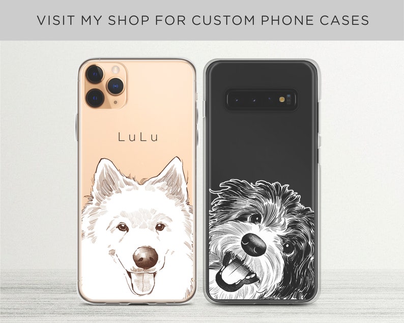 Puede incluir: Dos fundas transparentes para tel&eacute;fono con ilustraciones personalizadas de perros. La funda de la izquierda es dorada y presenta un perro blanco con el nombre "Lulu" impreso en la funda. La funda de la derecha es negra y presenta un perro blanco y negro.