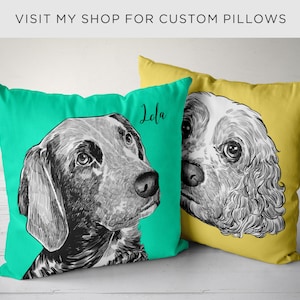 Puede incluir: Dos fundas de coj&iacute;n personalizadas con ilustraciones en blanco y negro de perros. La almohada de la izquierda tiene un fondo turquesa y el texto "Lola" en la esquina superior derecha. La almohada de la derecha tiene un fondo amarillo.