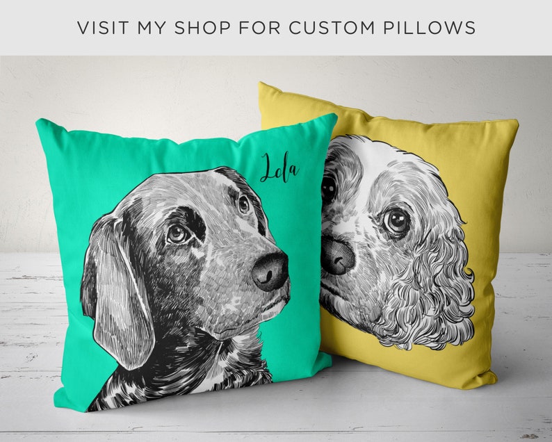Puede incluir: Dos fundas de coj&iacute;n personalizadas con ilustraciones en blanco y negro de perros. La almohada de la izquierda tiene un fondo turquesa y el texto "Lola" en la esquina superior derecha. La almohada de la derecha tiene un fondo amarillo.