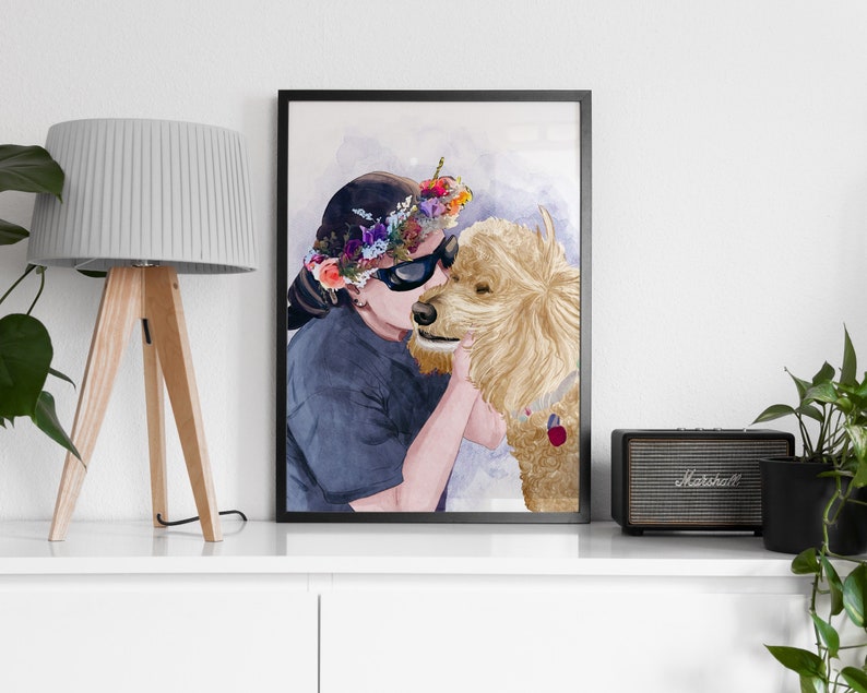 Puede incluir: Una pintura de acuarela de una persona con una corona de flores y gafas de sol abrazando a un perro golden retriever.