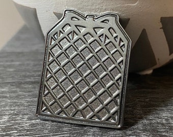 Épinglette en émail dur avec aileron de grille