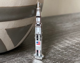 Épinglette en émail pour lanceur Saturn V