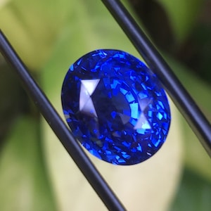 Se vende un precioso zafiro azul de Ceilán natural de 12 quilates, una piedra de zafiro grande para joyería de lujo y un anillo de compromiso de lujo.