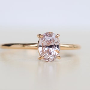 Anillo de zafiro melocotón, anillo sencillo de zafiro melocotón en oro rosa, anillo de compromiso único, anillo solitario de oro rosa, regalo de cumpleaños para mujer,