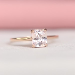 Anillo de compromiso radiante de oro rosa de 14 k con zafiro color melocotón y diamantes