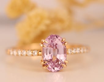 Anillo de compromiso ovalado con zafiro color melocotón: oro rosa de 14k y halo de diamantes.