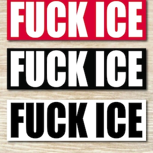 Pode incluir: Três autocolantes retangulares com o texto "FUCK ICE" em letras brancas em negrito. O autocolante superior está sobre um fundo vermelho, o do meio sobre preto e o inferior sobre branco.
