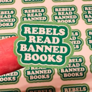 Feuille d'autocollants plastifiée Rebels Read Banned Books - 75 autocollants