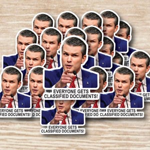 Peut inclure: Une feuille d'autocollants représentant un homme en costume bleu avec une cravate rouge. L'homme pointe du doigt le texte "Everyone Gets Classified Documents!" Les autocollants sont blancs avec du texte noir.