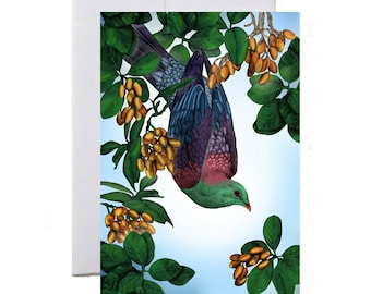 Op de afbeelding: Een wenskaart met een gedetailleerde illustratie van een vogel die ondersteboven aan een tak hangt. De vogel heeft groene, paarse en rode veren, omringd door groene bladeren en gele bessen tegen een lichtblauwe achtergrond. De kaart is wit.