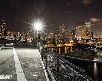 Ekstremalnie wysokiej rozdzielczości tło cyfrowe - lotniskowiec z tłem miasta