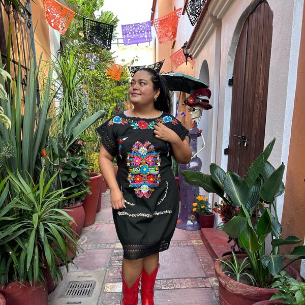 vestido negro con encaje recto bordado artesanal  mexicano