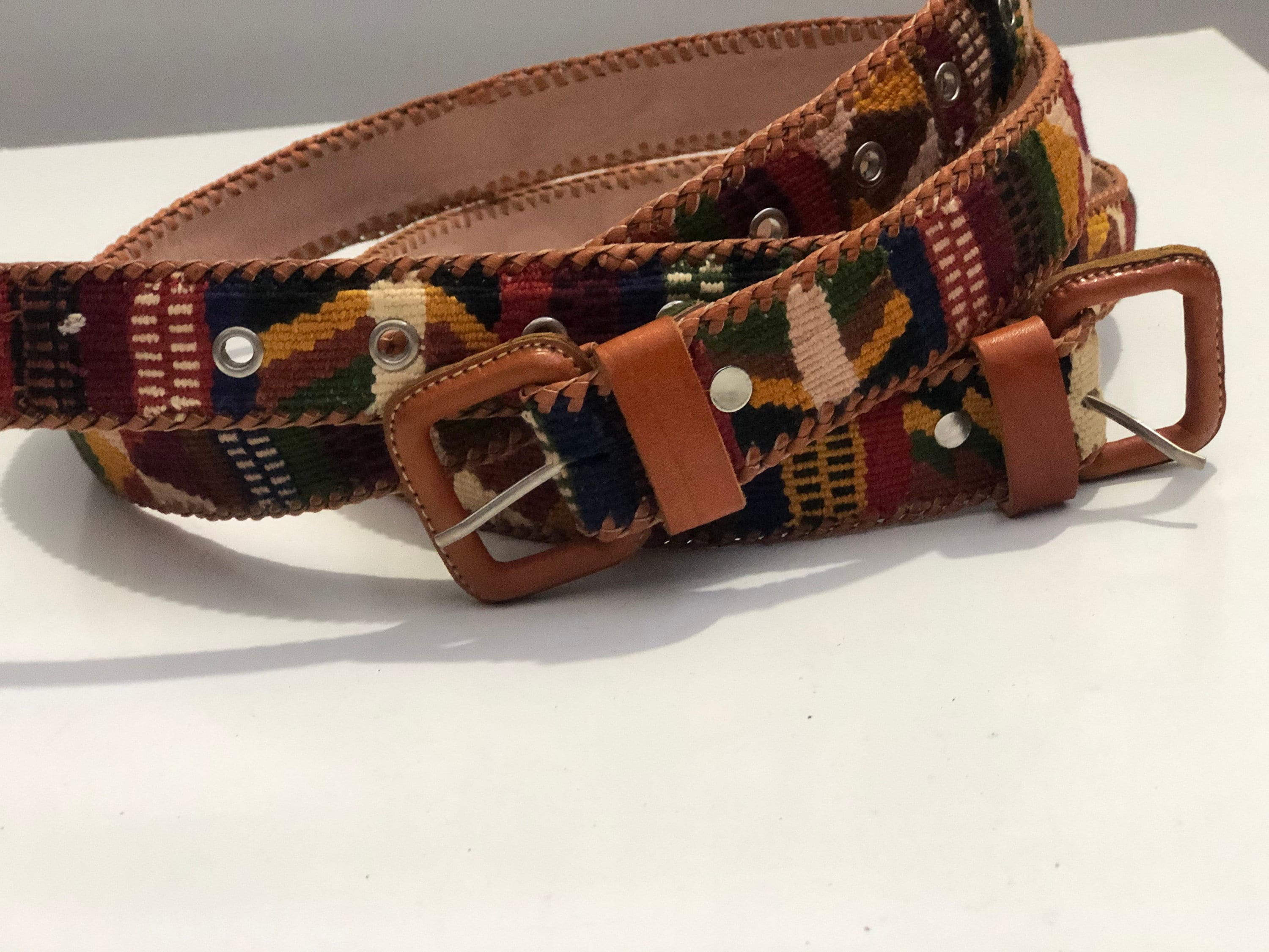 Ceinture Vintage Années 70 – Cuir Brodé Multicolore Géométrique – Taille S (68-86 Cm) – Occasion