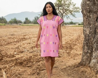Oaxaca Huipil-jurk - Handgeweven Mexicaanse kaftan - San Juan Colorado Roze harten Textielkunst Ethische Boho Resortwear - Backstrap weefgetouw Katoen