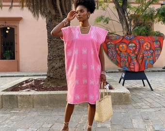Handgeweven Oaxaca-huipil-jurk – roze met witte vlinders katoenen kaftan, rugband weefgetouw textielkunst
