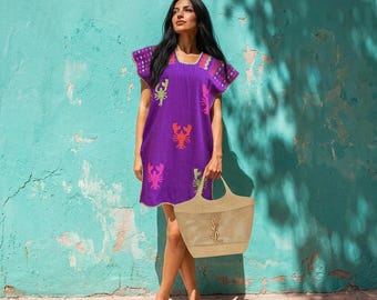 Handgeweven Oaxaca Huipil-jurk – neon kreeft in paarse katoenen kaftan, textielkunst rugband weefgetouw
