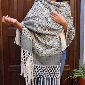 Rebozo de algodón con seda hecho  telar de pedal artesanal mexicano