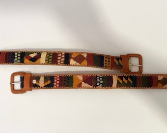Vintage-geïnspireerde leren riem met aardetinten en geborduurde randen - jaren 70, 80, 90-stijl