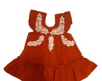 Handgemaakte boho-babyjurk – geborduurd in Oaxaca met ruches en plooien