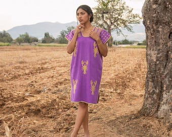 Handgeweven Oaxaca Huipil-jurk – gele kreeft in paarse katoenen kaftan, rugband weefgetouw textielkunst