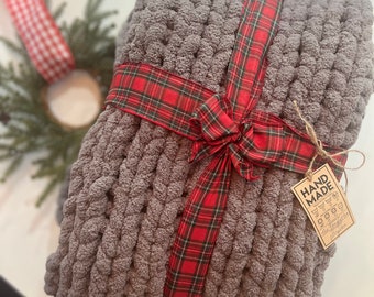 Handmade Chunky Knit Blanket by Dutch Artisan