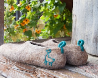 Tamancos artesanais de lã fervida, pantufas de feltro, mules aconchegantes, artigos minimalistas para usar em casa.