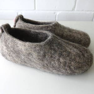 Pantoufles en laine feutrée / sabots / chaussures de maison / mules / minimaliste unisexe femme / homme avec boule de feutre rose / fait à la main - scandi hygge