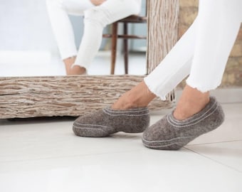 Tamancos de lã fervida, pantufas de feltro marrom natural, calçados minimalistas escandinavos para casa.