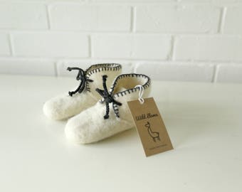 Chaussons / pantoufles / bottes / chaussures en laine feutrée pour enfants - faites à la main en utilisant de la laine de la plus haute qualité - doux et chaud