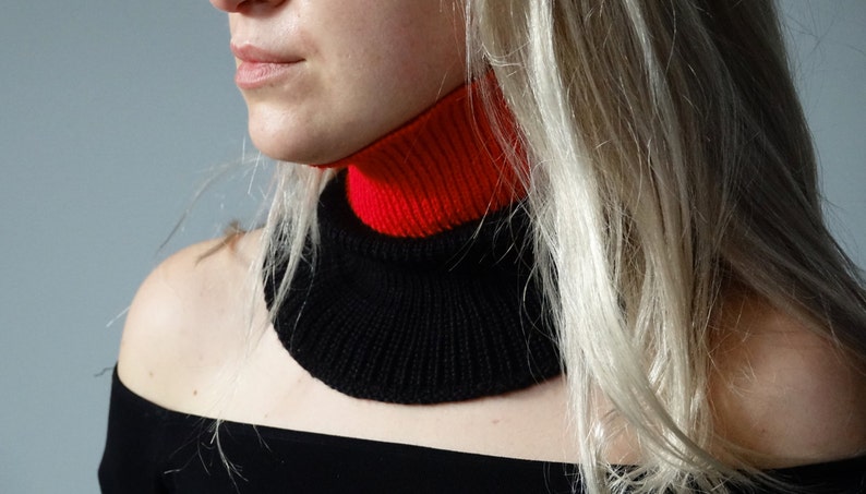 MUST HAVE: Knitted warm wool choker / mock neck / mockneck/ neckwarmer red and black colourblock image 1