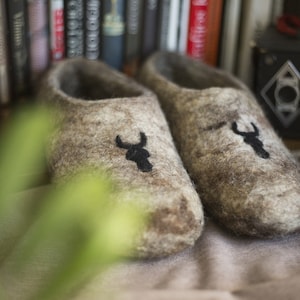 Felted wool slippers with zodiac sign / customisable wool slippers / boiled wool slippers for women / scandinavian style