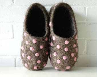 Felt felted wool slippers / clogs / house shoes / mules/ woman&#39;s unisex minimalist dots / handmade - MOST POPULAR DESIGN