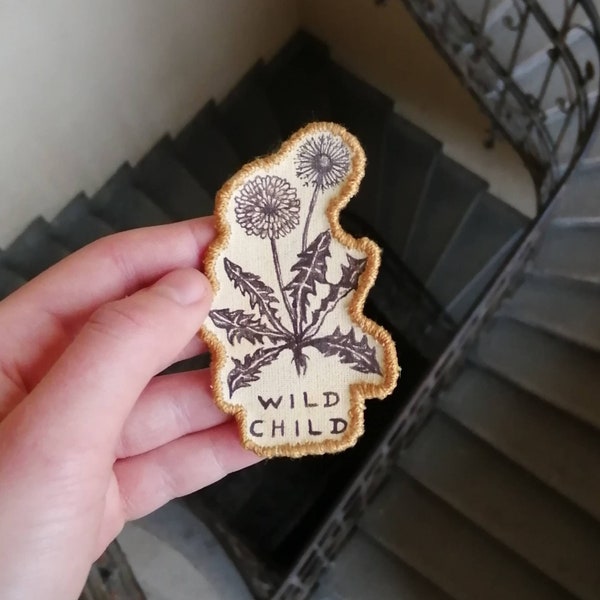 Wild Child, dente di leone cucito a mano su patch applique, accessorio botanico vintage arte natura fiore regalo riciclato dipinto a mano