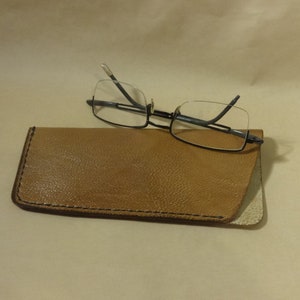 Étui à lunettes de lecture. Fait main, cuir et personnalisé.