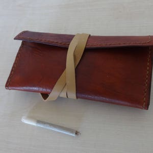 Pochette à tabac faite main, cousue main, cuir pleine fleur